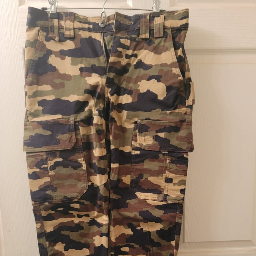 Duluth Trading Co Cargo Camo  Pants 30/32